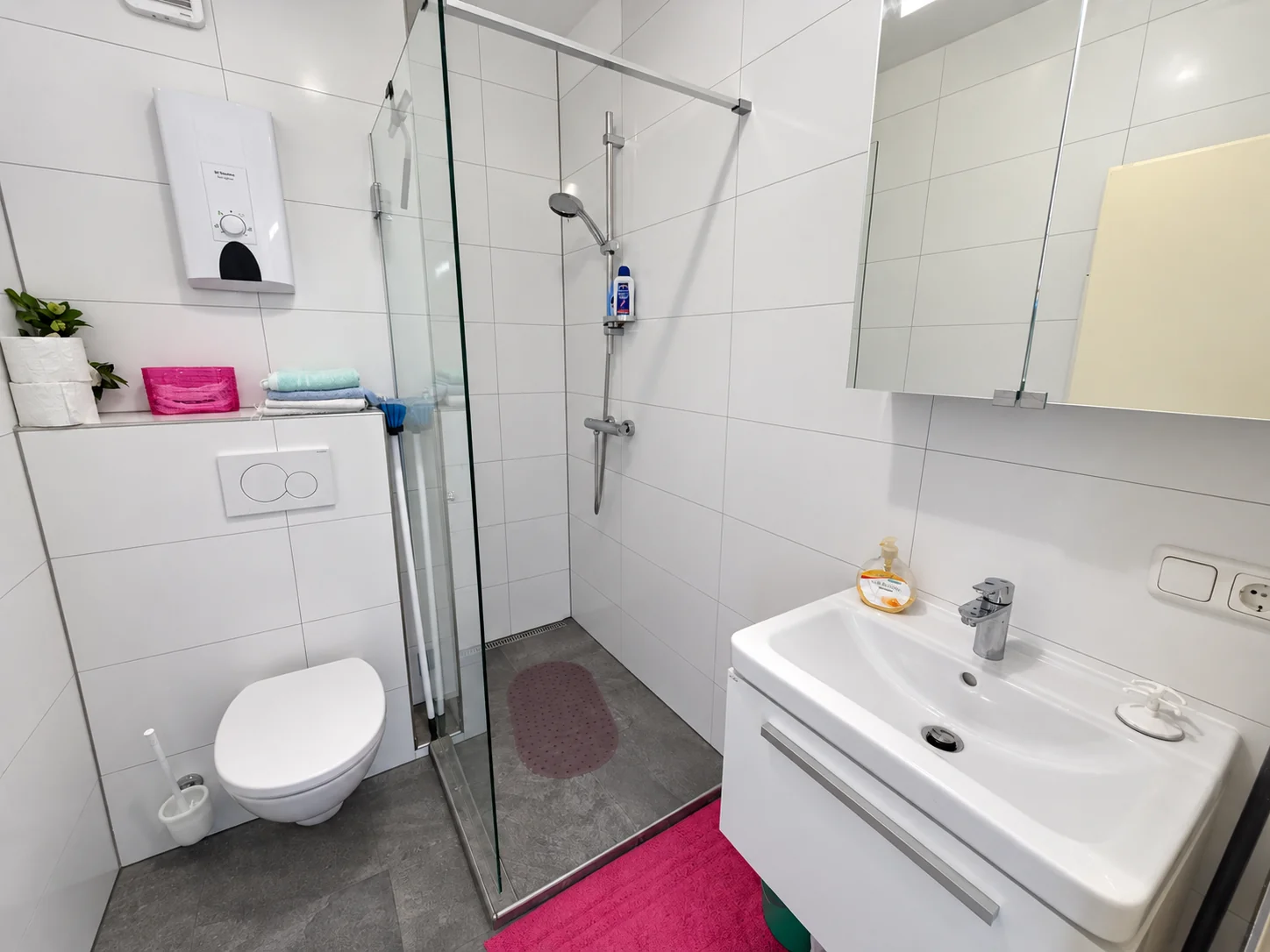 Sonnenalm Apartment &ndash; Badezimmer mit Dusche und WC