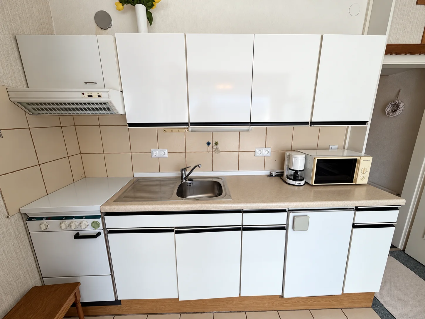 Sonnenalm Apartment &ndash; K&uuml;che mit Herd, Backofen, K&uuml;hlschrank, Mikrowelle und Kaffeemaschine